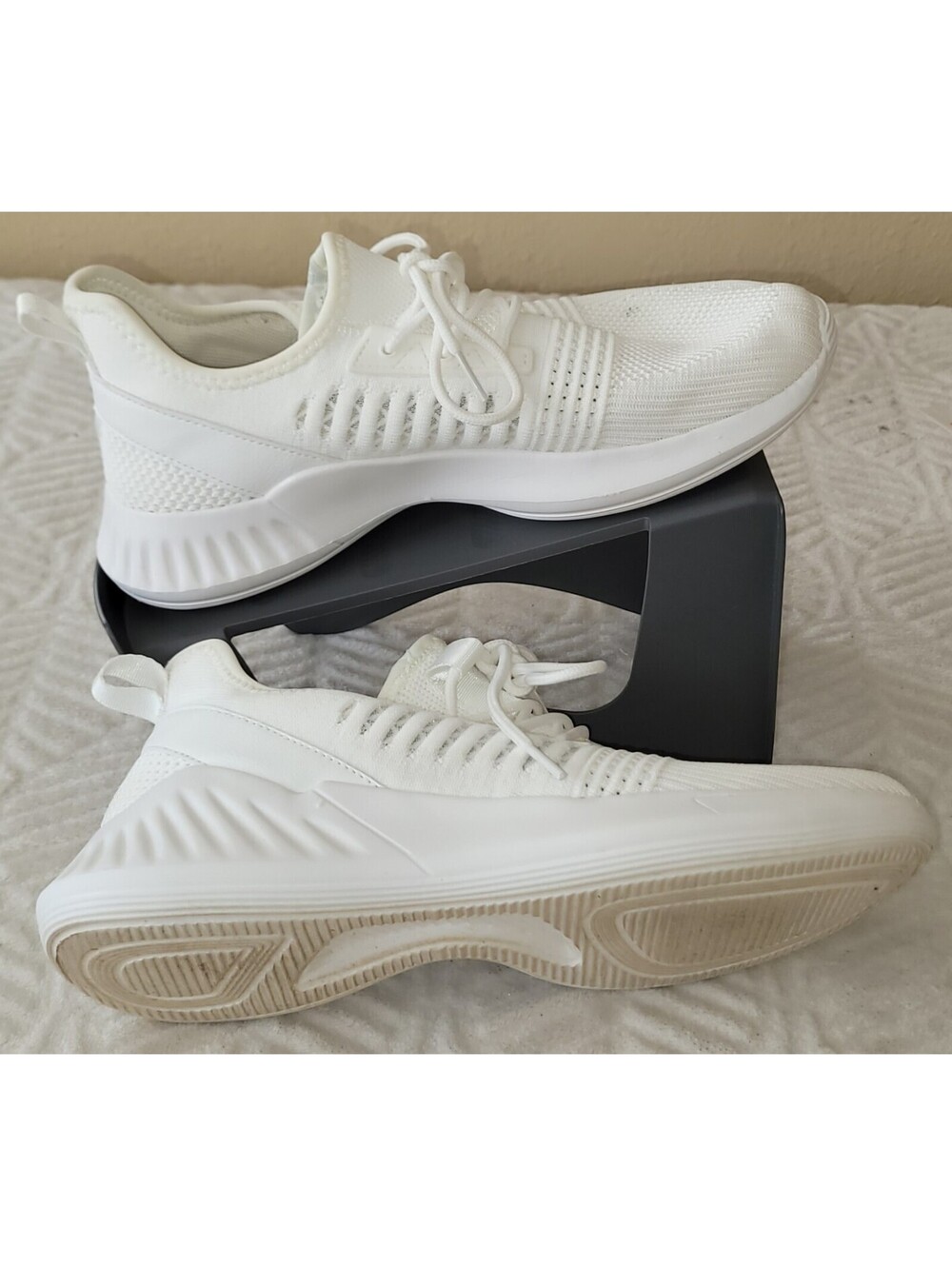 Womens athletic sneakers Size 7. Eur 39.5 Ghost White Running Lace Up non Slip